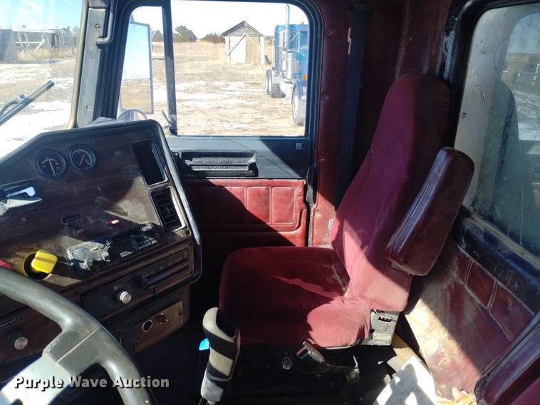 image for item DQ5995 1994 Freightliner FLD120 semi truck