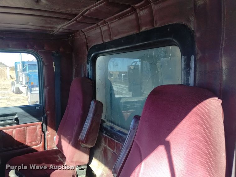 image for item DQ5995 1994 Freightliner FLD120 semi truck