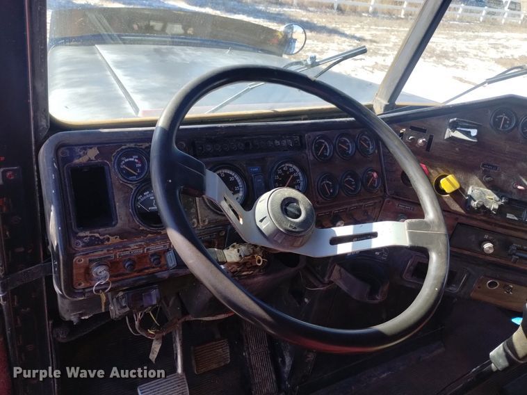 image for item DQ5995 1994 Freightliner FLD120 semi truck