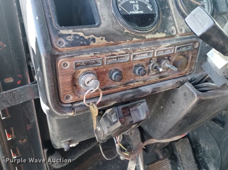 image for item DQ5995 1994 Freightliner FLD120 semi truck