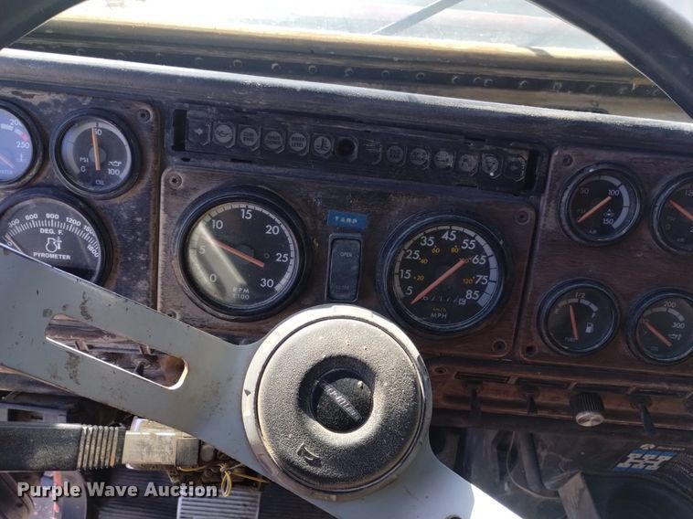 image for item DQ5995 1994 Freightliner FLD120 semi truck