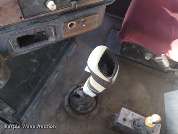 image for item DQ5995 1994 Freightliner FLD120 semi truck