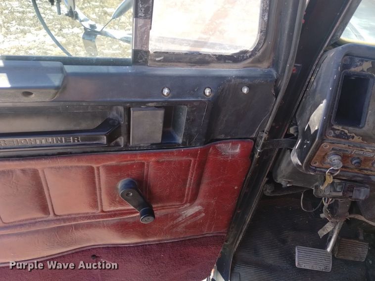 image for item DQ5995 1994 Freightliner FLD120 semi truck