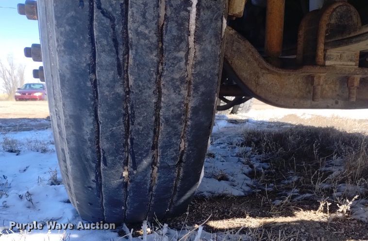 image for item DQ5995 1994 Freightliner FLD120 semi truck