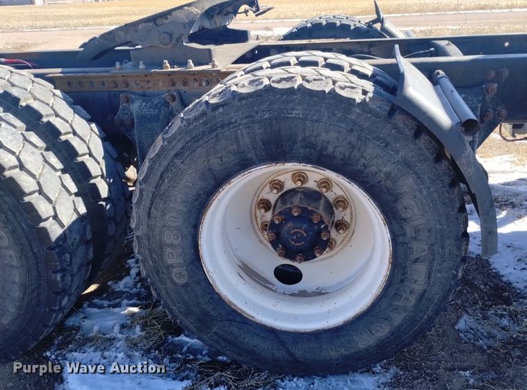 image for item DQ5995 1994 Freightliner FLD120 semi truck