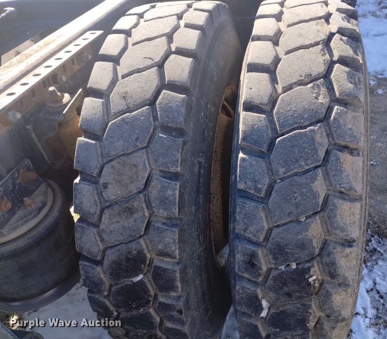 image for item DQ5995 1994 Freightliner FLD120 semi truck