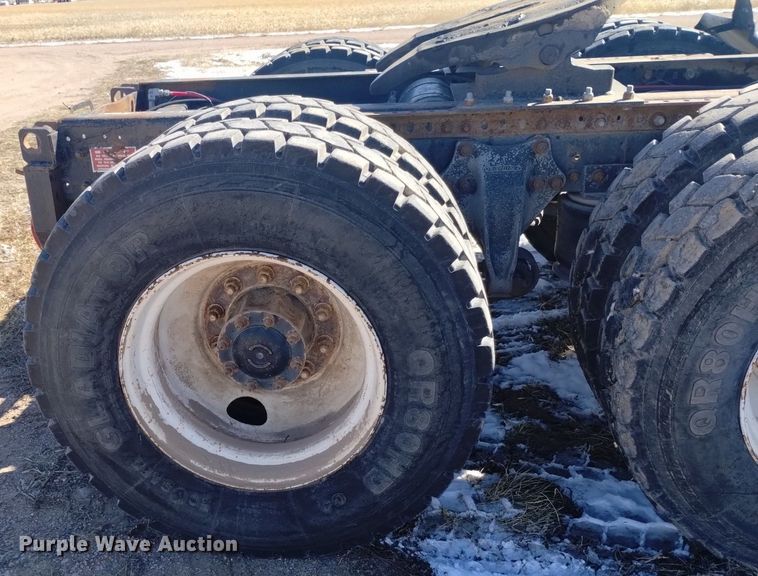 image for item DQ5995 1994 Freightliner FLD120 semi truck