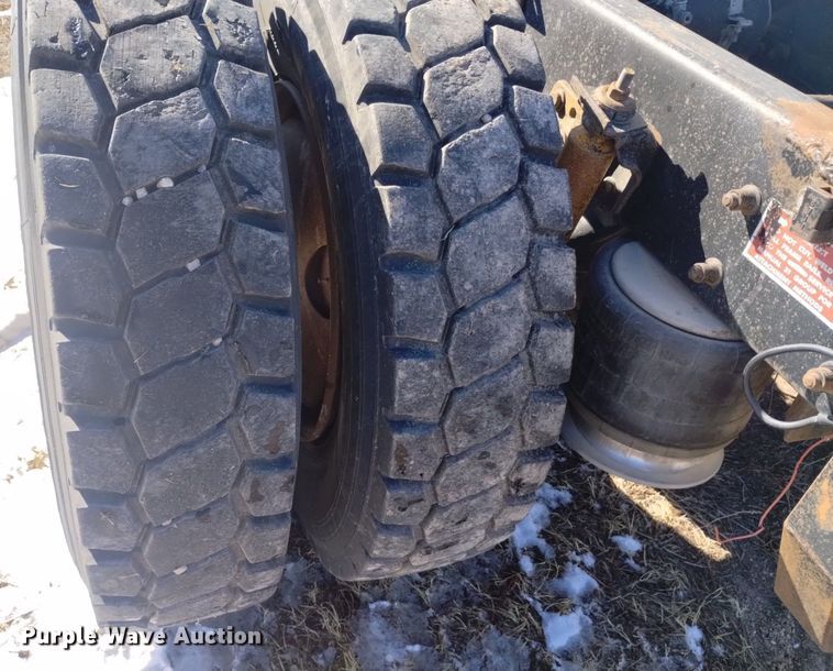 image for item DQ5995 1994 Freightliner FLD120 semi truck