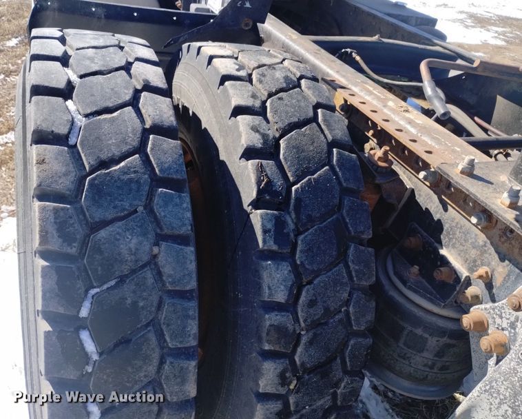 image for item DQ5995 1994 Freightliner FLD120 semi truck