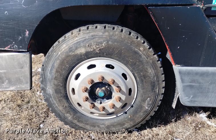 image for item DQ5995 1994 Freightliner FLD120 semi truck