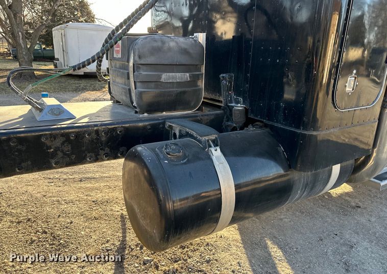 image for item DQ6334 1996 Peterbilt 379 semi truck