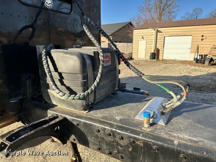 image for item DQ6334 1996 Peterbilt 379 semi truck