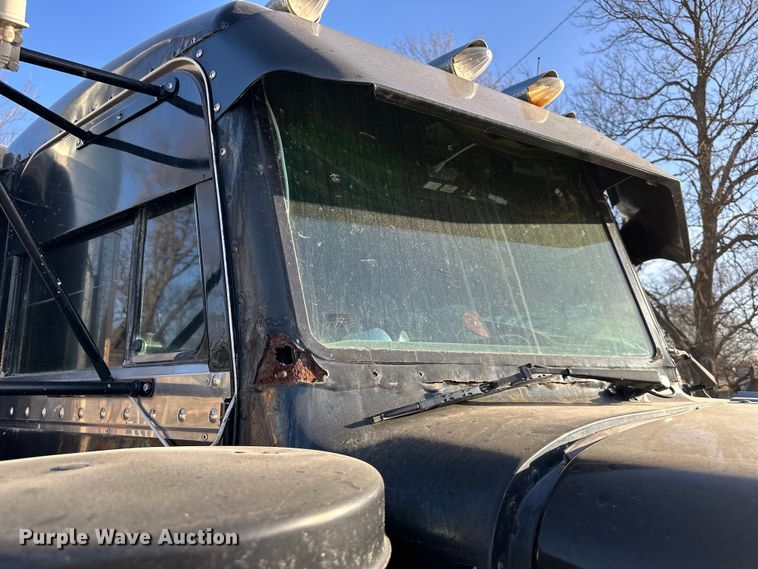 image for item DQ6334 1996 Peterbilt 379 semi truck