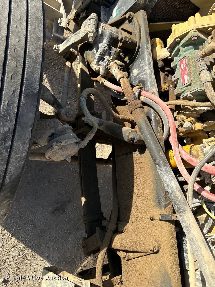 image for item DQ6334 1996 Peterbilt 379 semi truck