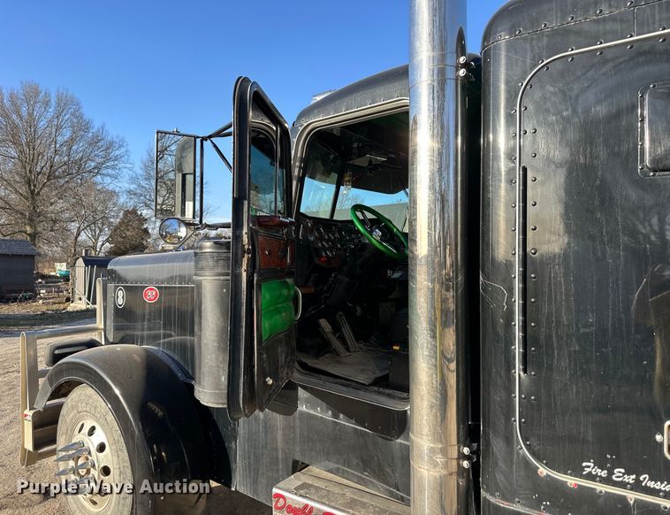 image for item DQ6334 1996 Peterbilt 379 semi truck