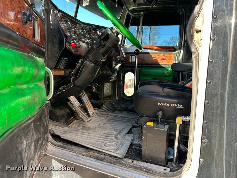 image for item DQ6334 1996 Peterbilt 379 semi truck