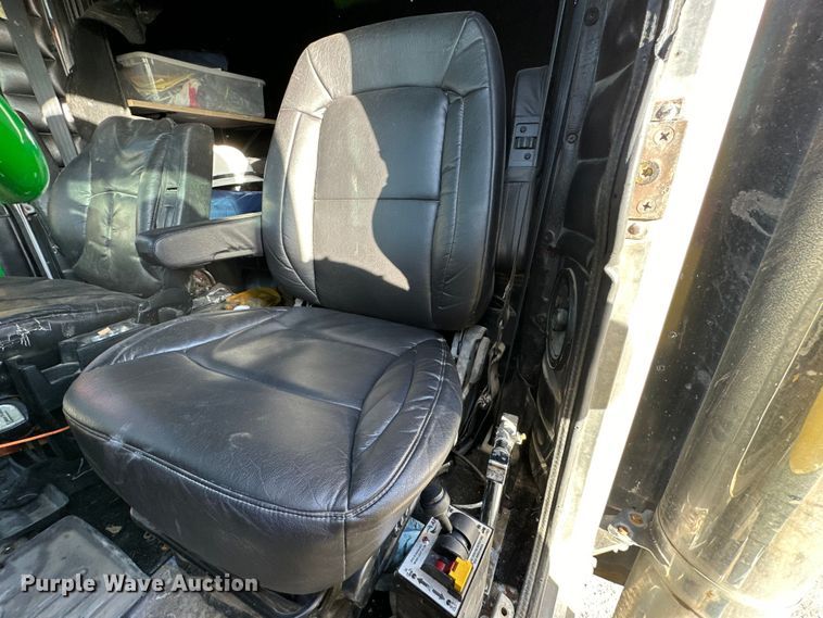 image for item DQ6334 1996 Peterbilt 379 semi truck