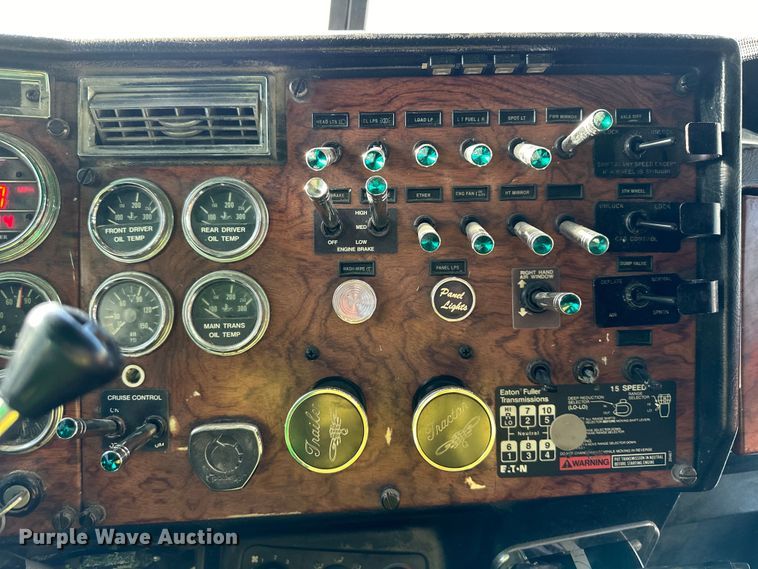 image for item DQ6334 1996 Peterbilt 379 semi truck