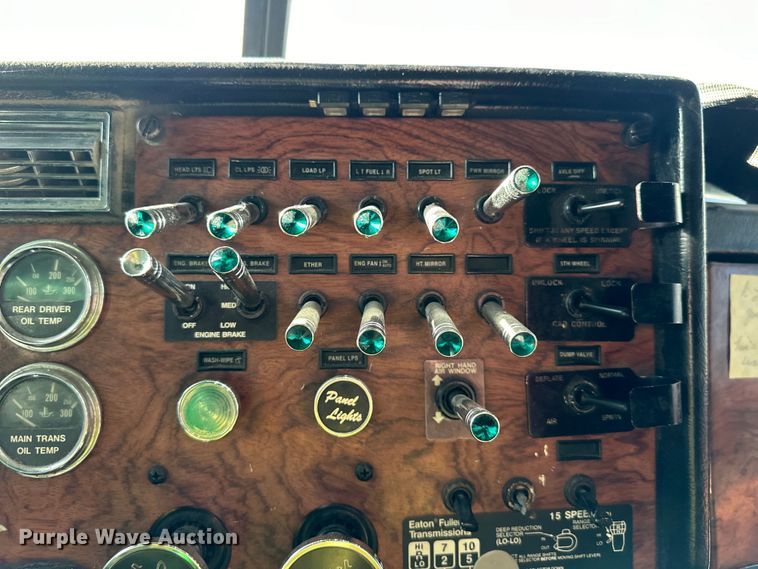 image for item DQ6334 1996 Peterbilt 379 semi truck