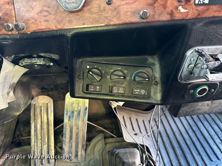 image for item DQ6334 1996 Peterbilt 379 semi truck