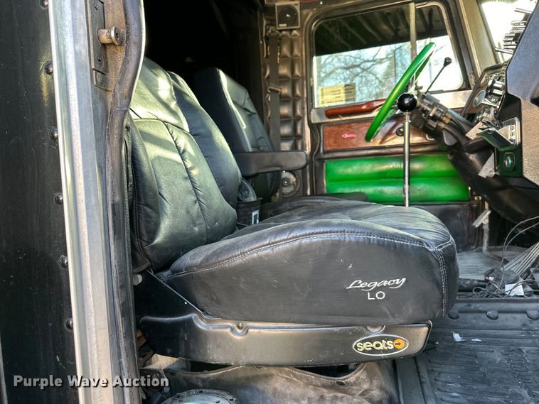 image for item DQ6334 1996 Peterbilt 379 semi truck