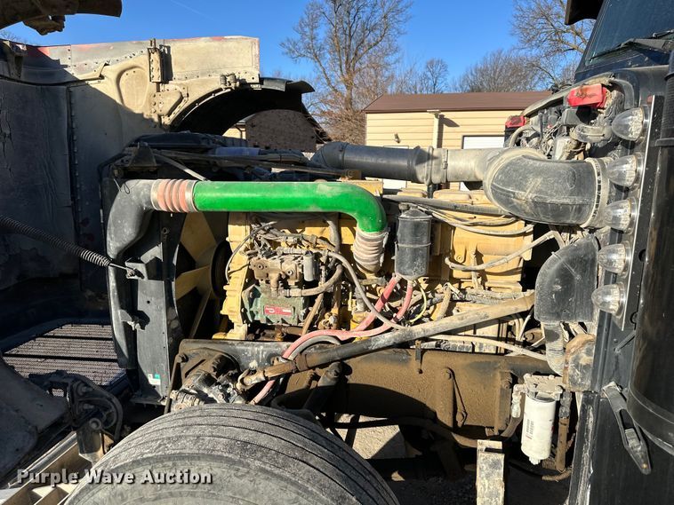 image for item DQ6334 1996 Peterbilt 379 semi truck