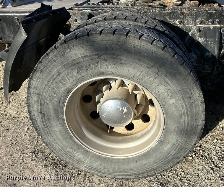 image for item DQ6334 1996 Peterbilt 379 semi truck