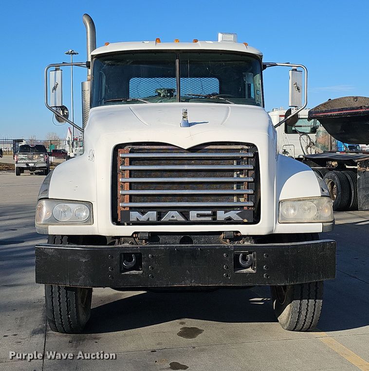 image for item DQ8517 2007 Mack Granite semi truck
