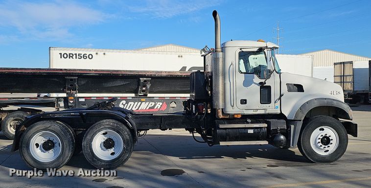 image for item DQ8517 2007 Mack Granite semi truck
