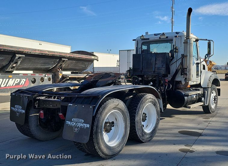 image for item DQ8517 2007 Mack Granite semi truck