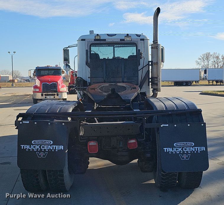 image for item DQ8517 2007 Mack Granite semi truck