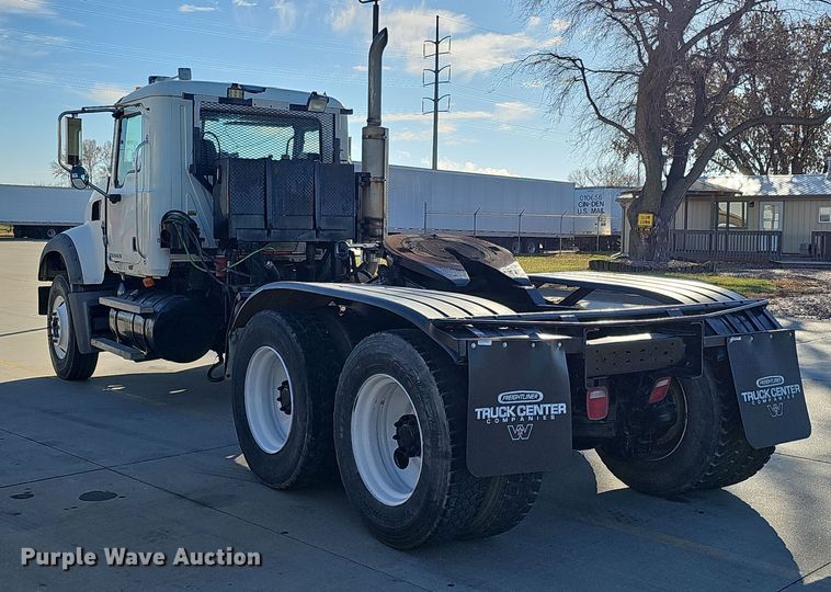 image for item DQ8517 2007 Mack Granite semi truck