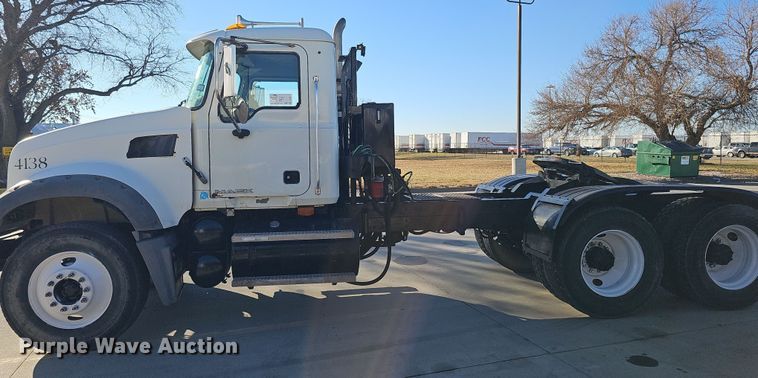 image for item DQ8517 2007 Mack Granite semi truck