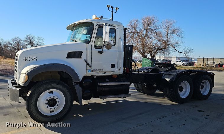image for item DQ8517 2007 Mack Granite semi truck