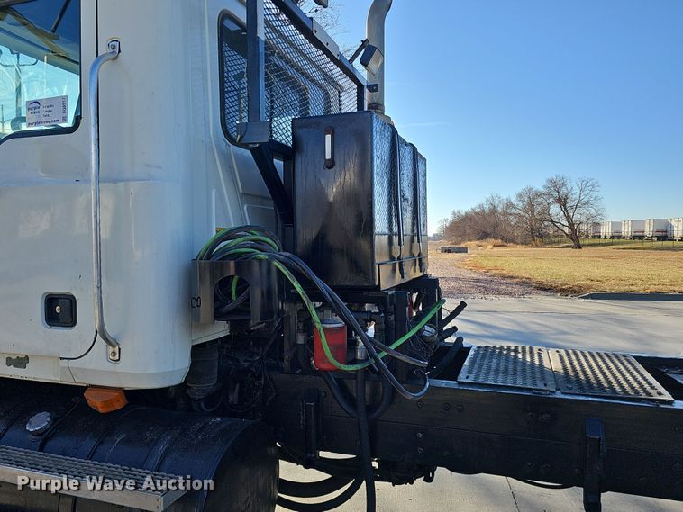 image for item DQ8517 2007 Mack Granite semi truck