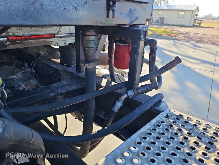 image for item DQ8517 2007 Mack Granite semi truck