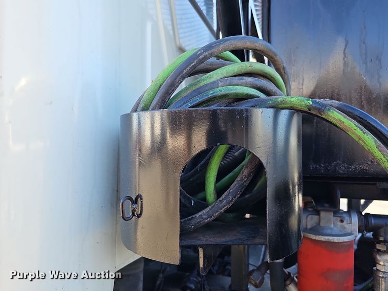 image for item DQ8517 2007 Mack Granite semi truck