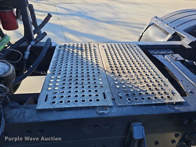 image for item DQ8517 2007 Mack Granite semi truck