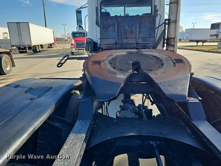 image for item DQ8517 2007 Mack Granite semi truck