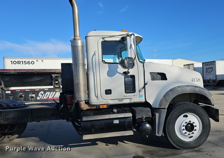 image for item DQ8517 2007 Mack Granite semi truck