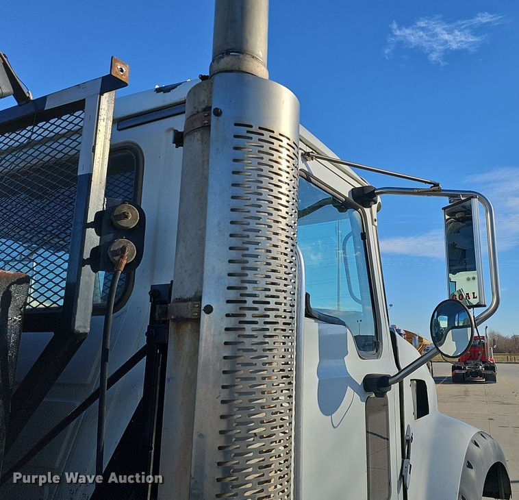 image for item DQ8517 2007 Mack Granite semi truck