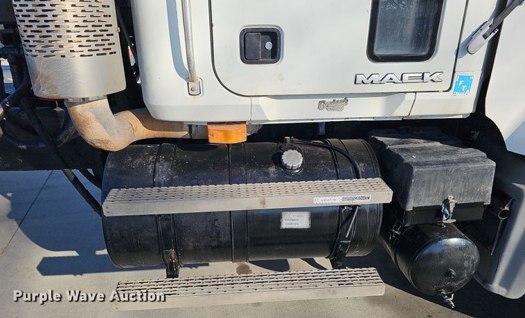 image for item DQ8517 2007 Mack Granite semi truck