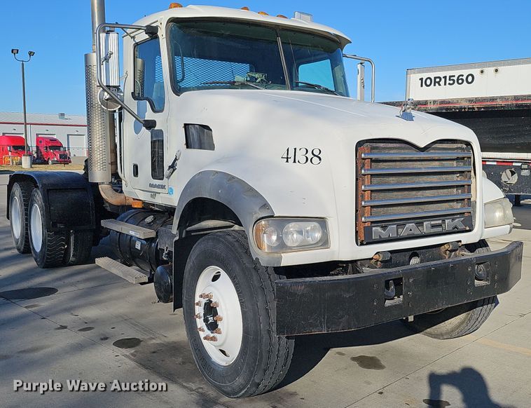 image for item DQ8517 2007 Mack Granite semi truck