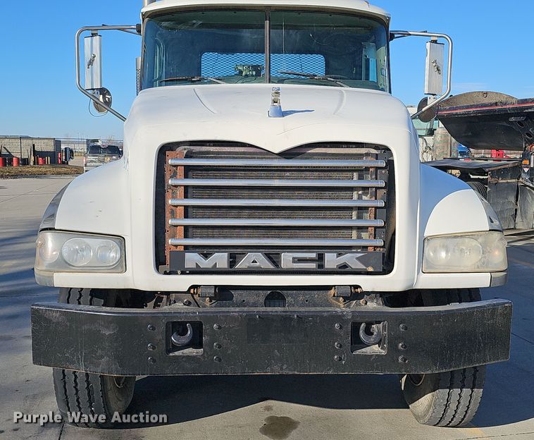image for item DQ8517 2007 Mack Granite semi truck