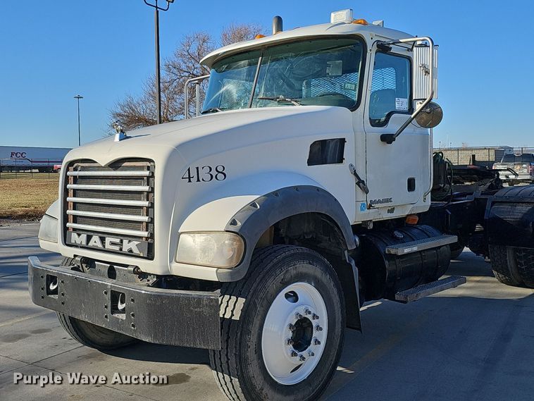 image for item DQ8517 2007 Mack Granite semi truck