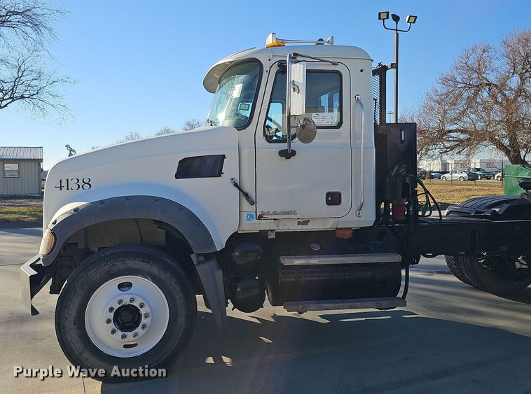 image for item DQ8517 2007 Mack Granite semi truck