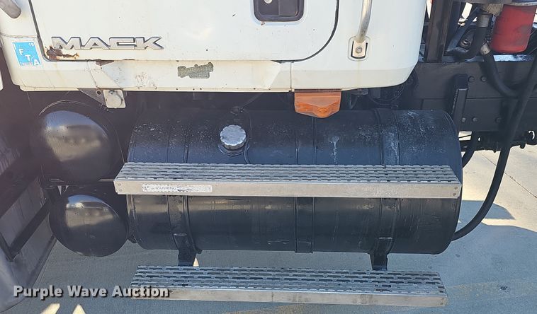 image for item DQ8517 2007 Mack Granite semi truck