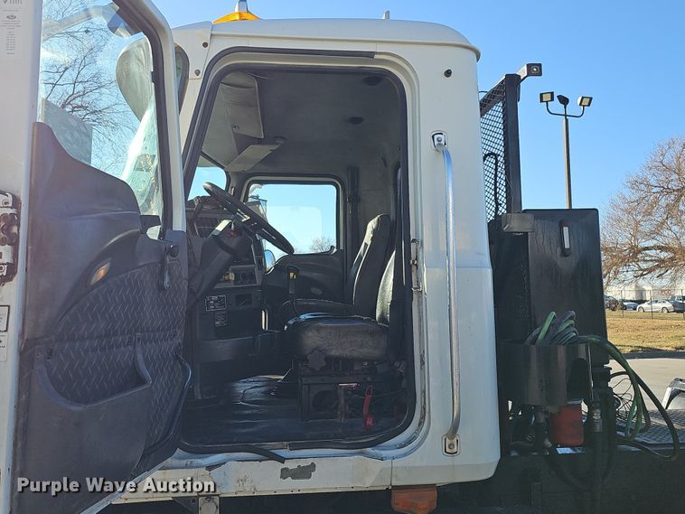 image for item DQ8517 2007 Mack Granite semi truck