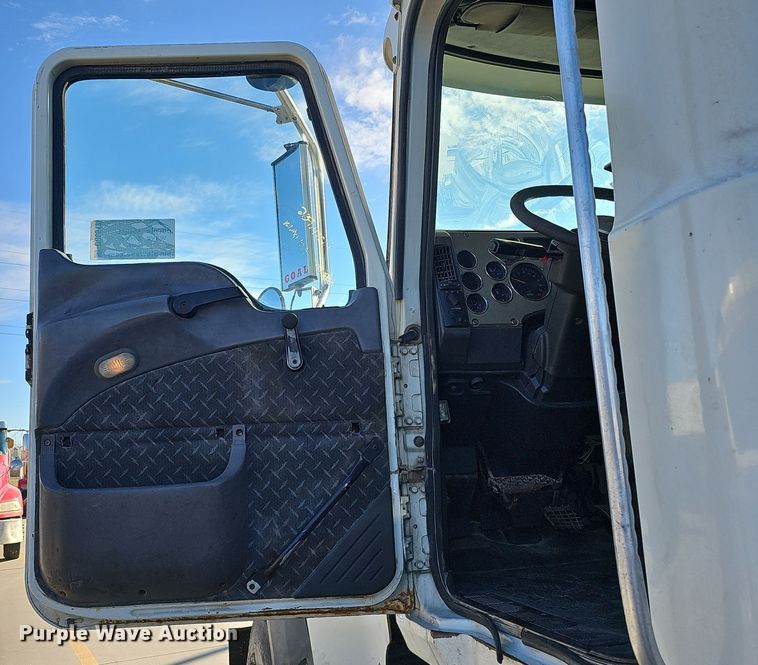 image for item DQ8517 2007 Mack Granite semi truck