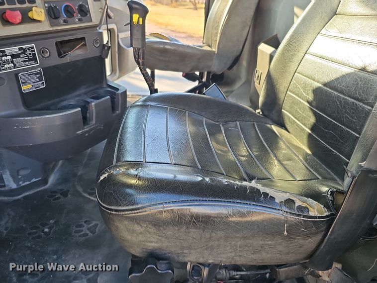 image for item DQ8517 2007 Mack Granite semi truck